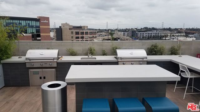 530 S Hewitt Street, Los Angeles CA: https://media.crmls.org/mediaz/2b33250e-3590-4f48-a537-bb31d0940a01.jpg