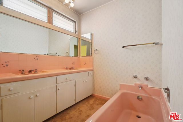 3684 Willowcrest Avenue, Studio City CA: https://media.crmls.org/mediaz/2b33f104-cf11-4a02-a996-f21cd2e39aca.jpg