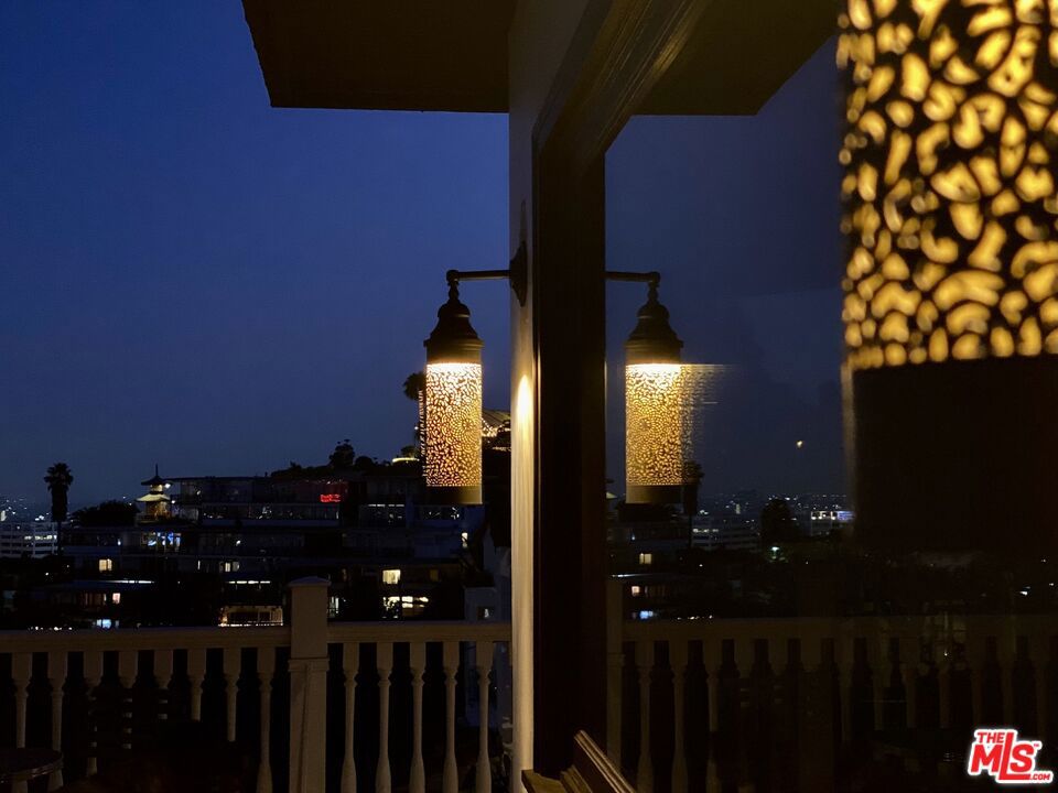 https://media.crmls.org/mediaz/2b3427a0-3f72-44d4-9612-84f701b1679d.jpg?preset=X-Large