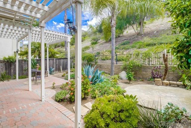 13837 Fontanelle Pl, San Diego CA: https://media.crmls.org/mediaz/2b342fa9-3237-4cc6-abfd-d0382c4defb3.jpg