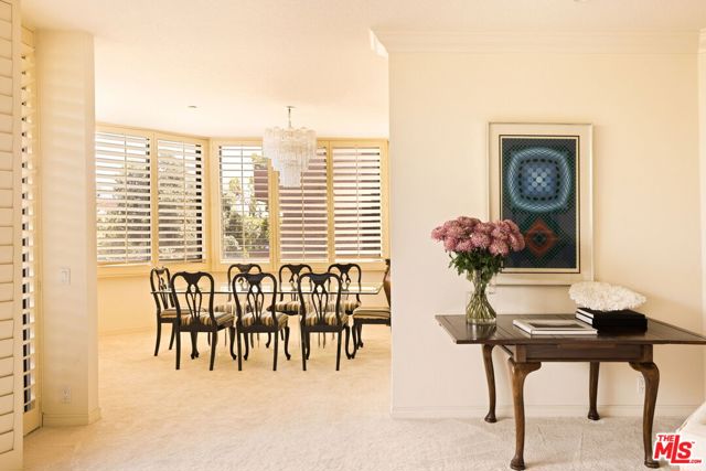 300 N Swall Drive, Beverly Hills CA: https://media.crmls.org/mediaz/2b34e8a3-5951-46bc-b72b-b002e676a757.jpg