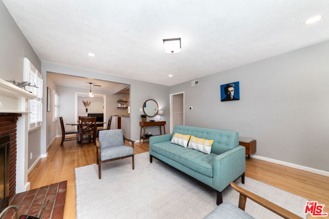 22021 De La Osa Street, Woodland Hills CA: https://media.crmls.org/mediaz/2b351cfd-a387-4a3e-9f61-f0f5fedbaac5.jpg