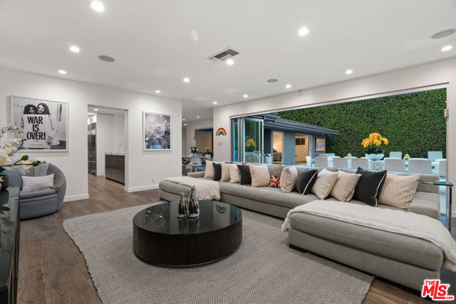 602 N Whittier Drive, Beverly Hills CA: https://media.crmls.org/mediaz/2b356b21-a7cf-4572-9488-7099c249db57.jpg