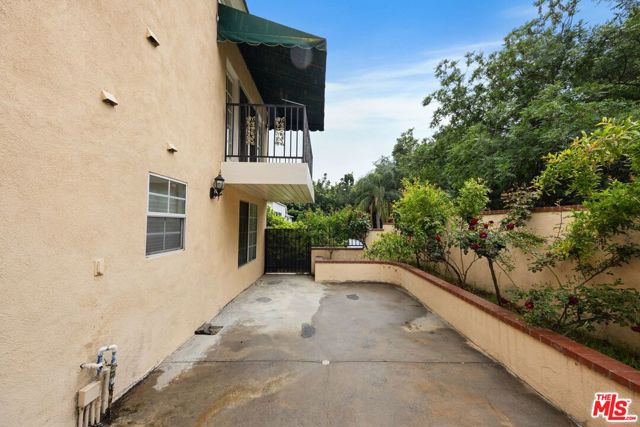 2431 Benedict Canyon Drive, Beverly Hills CA: https://media.crmls.org/mediaz/2b35d692-8794-42a0-a5b0-2c367dc9cabe.jpg