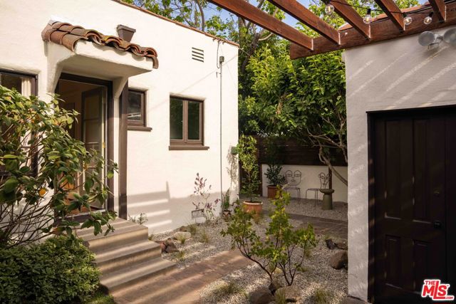 4331 4th Avenue, Los Angeles CA: https://media.crmls.org/mediaz/2b36701c-4e86-4cc5-8b98-45e56873b7e0.jpg