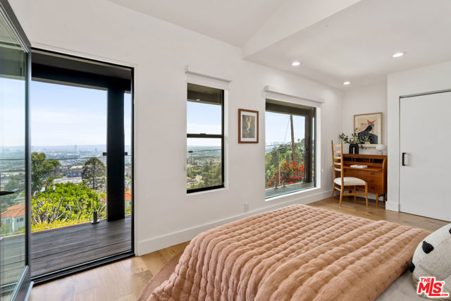 8021 Floral Avenue, Los Angeles CA: https://media.crmls.org/mediaz/2b36c154-ea15-457c-8f58-7089bef1ed29.jpg