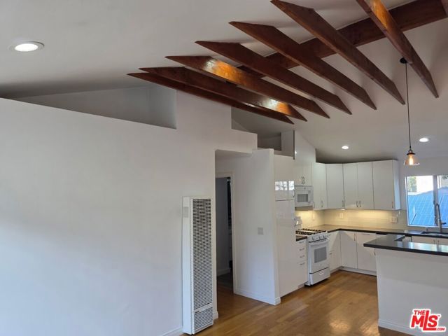 1029 Pleasantview Avenue, Venice CA: https://media.crmls.org/mediaz/2b370c0c-6245-4de9-ab83-5a9e6f1b6dde.jpg