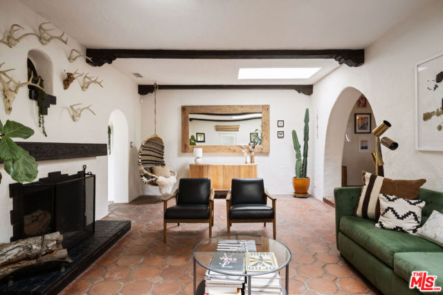 1012 Superba Avenue, Venice CA: https://media.crmls.org/mediaz/2b375076-800b-4fe2-b2ea-a6ab0f0c1764.jpg