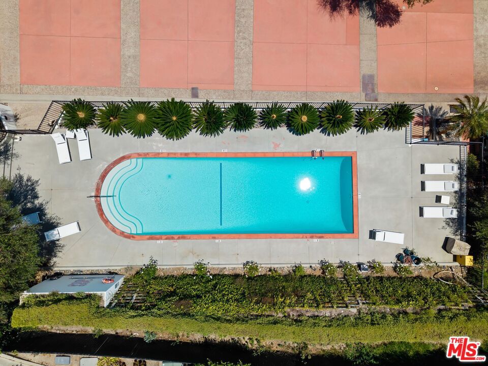 https://media.crmls.org/mediaz/2b377092-050b-49c1-ae29-182a69305fc0.jpg?preset=X-Large