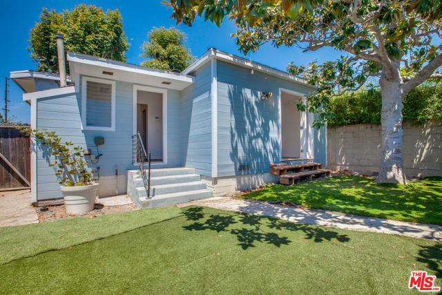 848 MARCO Place, Venice CA: https://media.crmls.org/mediaz/2b385a11-d0e9-4383-9975-5a95813e509e.jpg