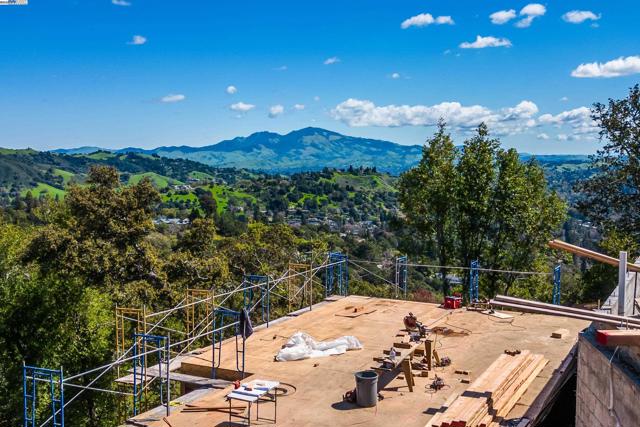 42 Charles Hill Cir, Orinda CA: https://media.crmls.org/mediaz/2b38d7c3-d672-4c35-a281-dec32f676a70.jpg