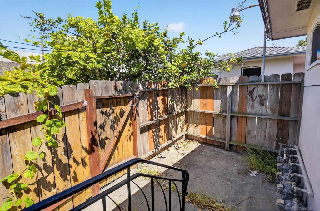 2324 Chatsworth - photo 14