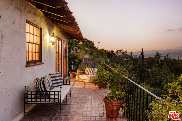2942 Passmore Drive, Los Angeles CA: https://media.crmls.org/mediaz/2b3982bd-f629-4ca5-9ad9-b1e82465c577.jpg