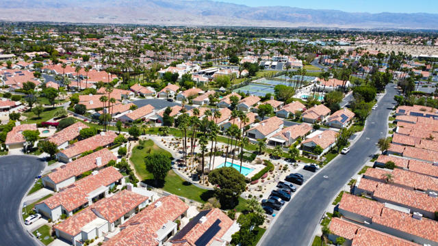 43870 Via Granada, Palm Desert CA: https://media.crmls.org/mediaz/2b39bc91-9632-406e-bead-0910585f7a82.jpg