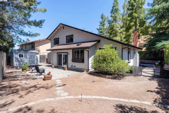 5644 ALHAMBRA HILLS CT, Martinez CA: https://media.crmls.org/mediaz/2b39f660-7030-48ec-b5db-a58e32784dbe.jpg