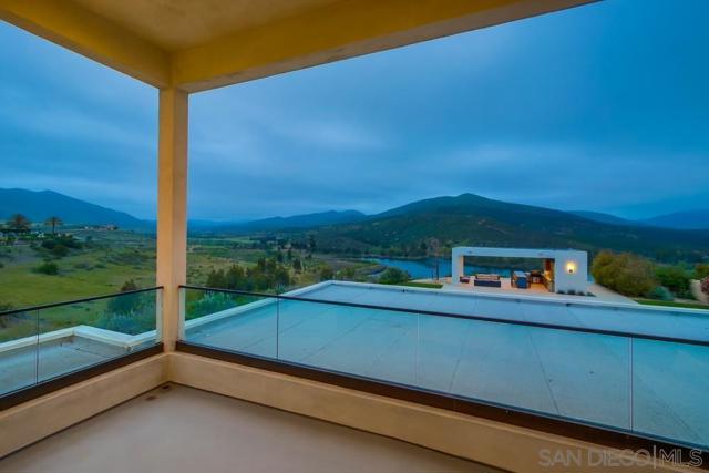 2885 Gate Three Place, Chula Vista CA: https://media.crmls.org/mediaz/2b3a06ff-338a-4f1c-a6ad-bc956a061006.jpg