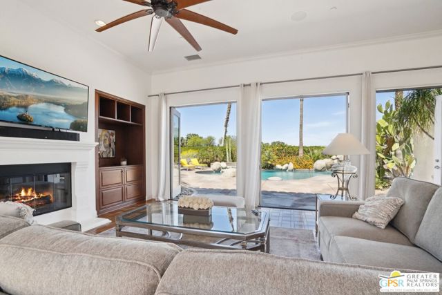 1070 Bella Vista, Palm Springs CA: https://media.crmls.org/mediaz/2b3a1b3b-04a8-4159-87eb-28b5020b937a.jpg