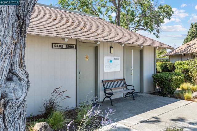 825 Oak Grove Rd, Concord CA: https://media.crmls.org/mediaz/2b3b5951-bef6-45a8-9099-42b98f08e951.jpg