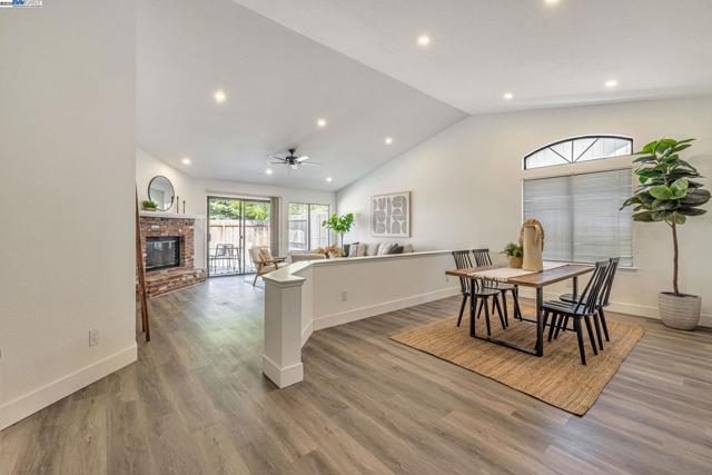 1070 Porter Dr, Roseville CA: https://media.crmls.org/mediaz/2b3bcb98-110e-4545-9160-a8b948364489.jpg