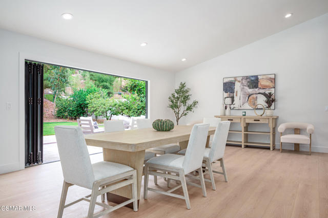 674 Lautrec Court, Thousand Oaks CA: https://media.crmls.org/mediaz/2b3cda85-4509-4c53-9cd9-4ecd6dfbe5a2.jpg