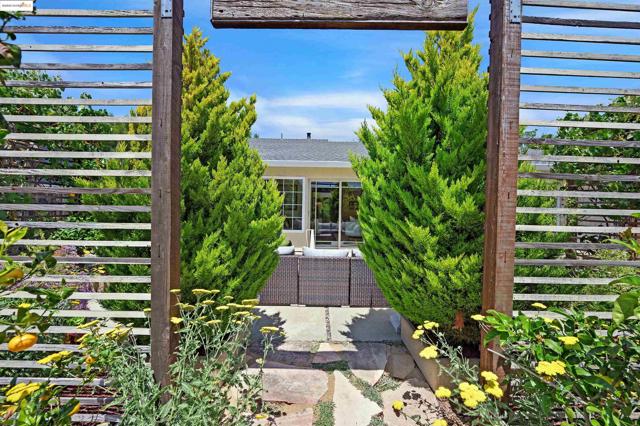 32212 Deborah Dr, Union City CA: https://media.crmls.org/mediaz/2b3d53f4-c75e-4c58-b757-d7fa27c44c6c.jpg