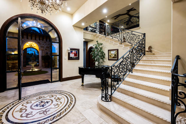 Image 36 of 102 For 52977 Via Dona