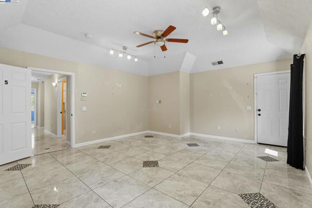 4470 Rolling Oaks Dr, Granite Bay CA: https://media.crmls.org/mediaz/2b3dcfc0-5324-402a-a70c-14748495bba6.jpg