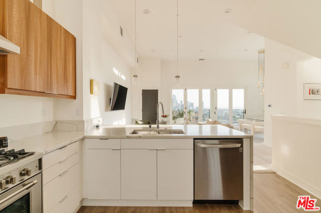 1124 W Panorama Way, Los Angeles CA: https://media.crmls.org/mediaz/2b3df225-ce84-4863-879c-6dbd2bf5cb65.jpg