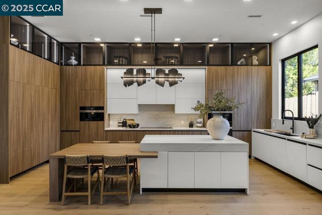720 Laurel Dr, Walnut Creek CA: https://media.crmls.org/mediaz/2b3e4ece-b7ca-475a-8ecb-ffb2df976dff.jpg
