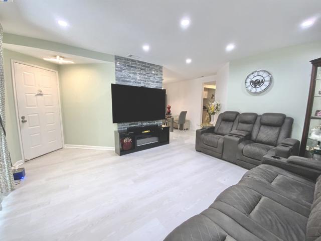 46762 Winema Cmn, Fremont CA: https://media.crmls.org/mediaz/2b3e68d7-fb69-4ef1-87ef-f0d9bfb6ab81.jpg