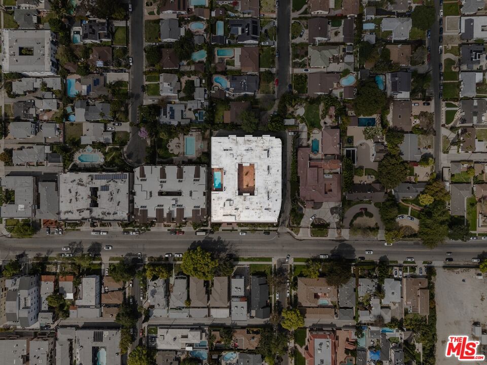 https://media.crmls.org/mediaz/2b3ff596-00b8-4b0f-ad89-a76c781159d7.jpg?preset=X-Large