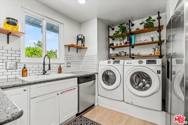 1808 E Francis Drive, Palm Springs CA: https://media.crmls.org/mediaz/2b422ae0-6718-427d-8b37-231ba6d907db.jpg