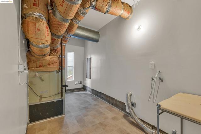 2001 Manzanita Dr, Oakland CA: https://media.crmls.org/mediaz/2b4266ff-1137-48b6-b28e-3e5d8bde8e37.jpg