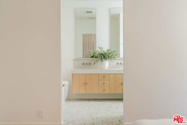 4508 Vesper Avenue, Sherman Oaks CA: https://media.crmls.org/mediaz/2b42a25f-88fa-463c-8267-930d4efdac46.jpg