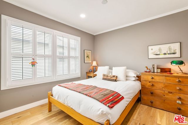 11521 Segrell Way, Culver City CA: https://media.crmls.org/mediaz/2b43024e-c83a-4a83-923b-ccbf504b9c5c.jpg