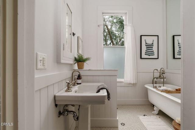 399 W Center Street, Ventura CA: https://media.crmls.org/mediaz/2b431cde-9ab9-44d7-8eb1-e3f8d45a7e64.jpg