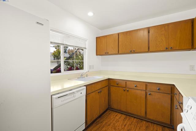 3112 La Campania, Alameda CA: https://media.crmls.org/mediaz/2b437d62-8f2d-403f-8cb3-cb6fbfbf07d4.jpg