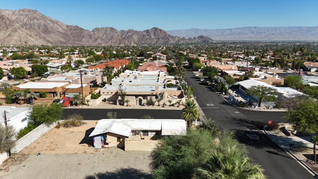 77643 Temecula, La Quinta CA: https://media.crmls.org/mediaz/2b43b6e2-1fc4-439e-84d0-108e46f02d8a.jpg