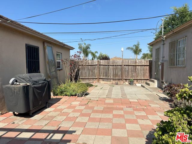 701 W 112th Street, Los Angeles CA: https://media.crmls.org/mediaz/2b44d762-95cd-46a0-bbc9-d3507f89156c.jpg