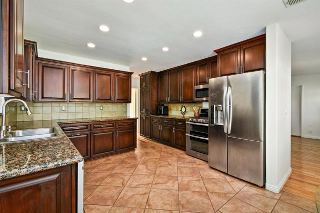 2725 Morning Glory Ln, Carlsbad CA: https://media.crmls.org/mediaz/2b44de5b-9b48-4ee4-bdf4-d2d62ef7aa02.jpg