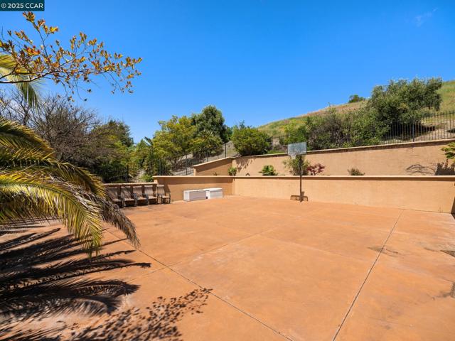 4640 Kingswood Dr, Danville CA: https://media.crmls.org/mediaz/2b462a7a-f4db-477b-b90a-3bf859adb219.jpg