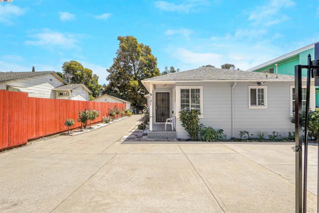 6133 Seminary Ave, Oakland CA: https://media.crmls.org/mediaz/2b468b17-15b1-4734-9cda-9db0caaa8937.jpg