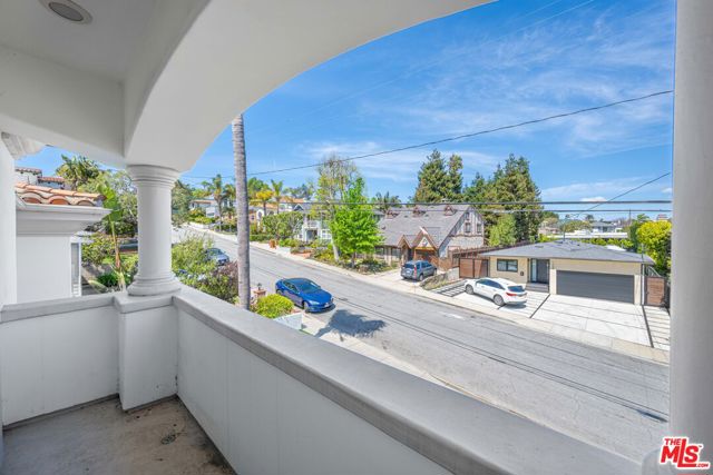 1756 Ruhland Avenue, Manhattan Beach CA: https://media.crmls.org/mediaz/2b469dbe-ac52-47ce-92ac-d51858587f9d.jpg