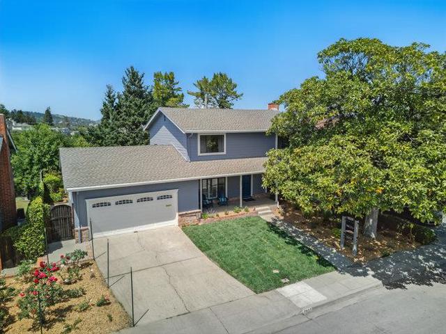 3642 Mcnulty Way, Redwood City CA: https://media.crmls.org/mediaz/2b46c1b3-bae5-4e7e-9d41-425782f06253.jpg