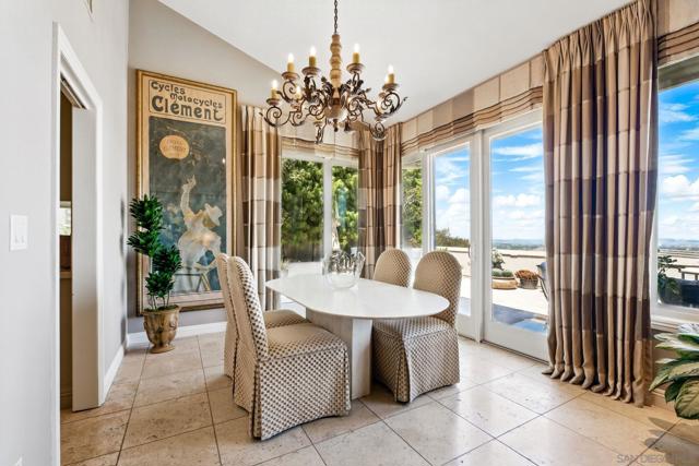 2885 Caminito Merion, La Jolla CA: https://media.crmls.org/mediaz/2b46cf1f-c08f-497b-bbcd-d2dc1b3e60fa.jpg