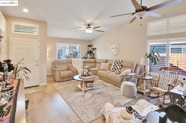 3050 Browning Ct, Brentwood CA: https://media.crmls.org/mediaz/2b4727a9-7d33-401c-b47a-823492b00edf.jpg