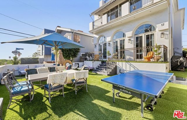 17 Privateer Street, Marina del Rey CA: https://media.crmls.org/mediaz/2b47b05d-ad75-4241-bda6-f780953dd301.jpg