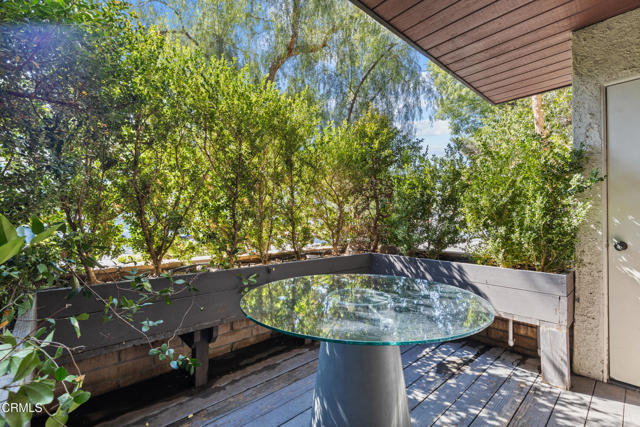 Detail Gallery Image 3 of 33 For 21931 Burbank Bld #5,  Los Angeles,  CA 91367 - 3 Beds | 2/1 Baths