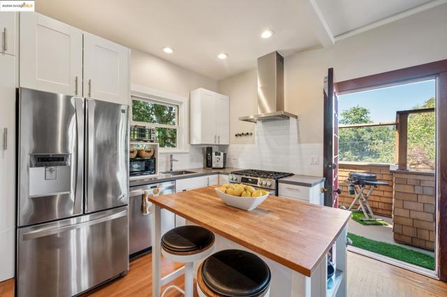485 Hardy St, Oakland CA: https://media.crmls.org/mediaz/2b4a4a06-934d-45eb-a072-fc425f9f1791.jpg