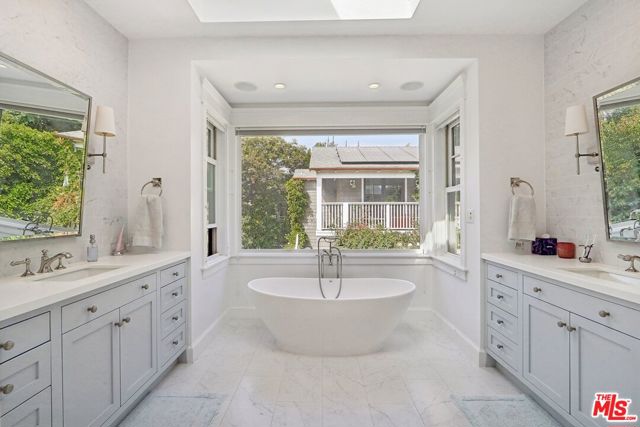 3143 Shelby Drive, Los Angeles CA: https://media.crmls.org/mediaz/2b4a4ae2-c762-4840-806e-87eb839bf0ef.jpg